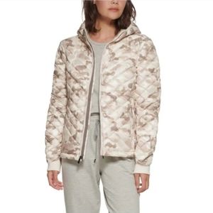 NWT Bass Outdoor Women's Down Puffer Packable Hooded Jacket Cream Camo Size XS.